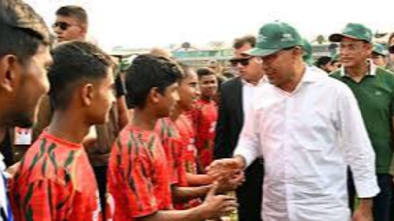 প্রাথমিক বিদ্যালয় গোল্ডকাপ ফুটবলের ফাইনাল অনুষ্ঠিত, গ্যালারিতে বসে খেলা দেখলেন প্রধানমন্ত্রী তারেক রহমান