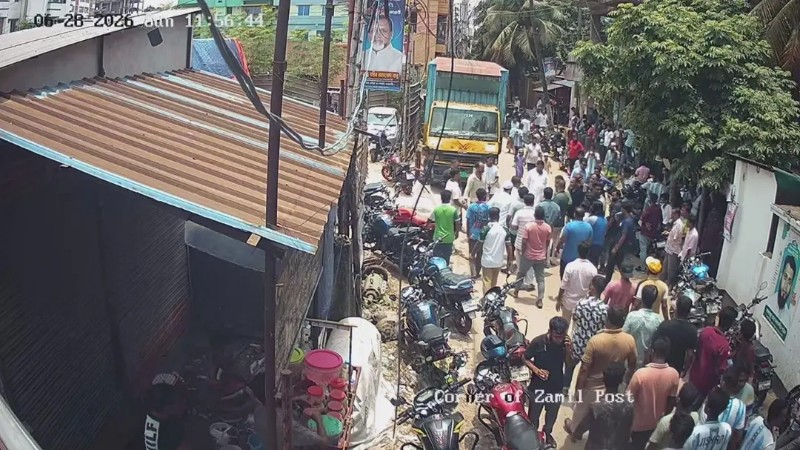 গাজীপুরের টঙ্গীতে কারখানার সামনে অস্ত্রসহ মোটরসাইকেল মহড়া, অবরুদ্ধ বিদেশি বায়ার