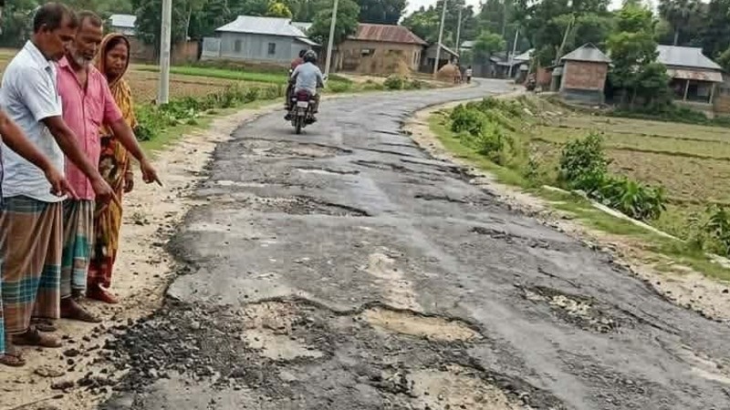 সিংড়ায় সড়ক নির্মাণ কাজে ব্যাপক অনিয়মের অভিযোগে তোলপাড়,নির্ধারিত মান নিশ্চিত করার আশ্বাস দিলেন এমপি আনু