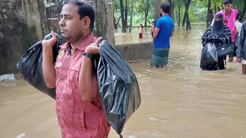 বন্যা ও পাহাড়ধসে ক্ষতিগ্রস্তদের পাশে মানবিক দায়িত্ব পালনে আনসার-ভিডিপি