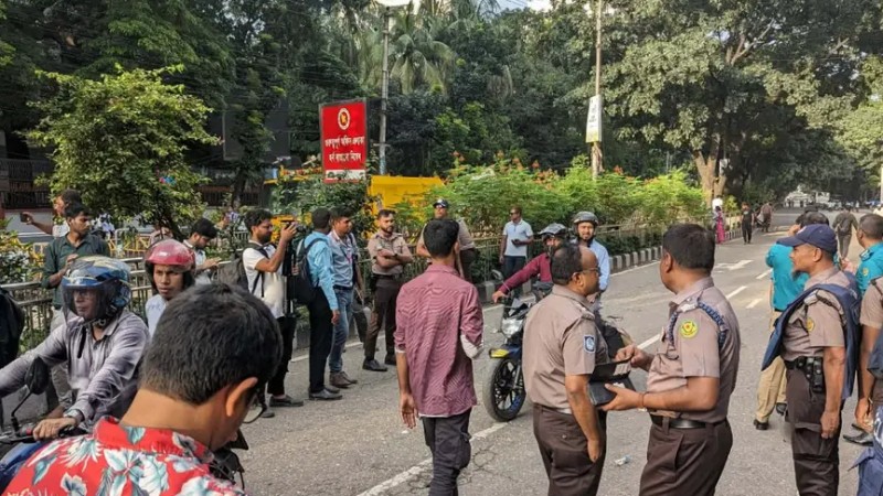 শিক্ষা ভবনের সামনে থেকে সরলেন শিক্ষার্থীরা: সচল যান চলাচল