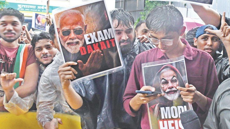 ‘ককরোচ’ বিক্ষোভে টালমাটাল মোদির গদি