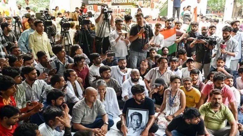 ভারতে চলমান বিক্ষোভে ৪৭ কর্মকর্তা বরখাস্ত, দুই সচিবকে বদলি