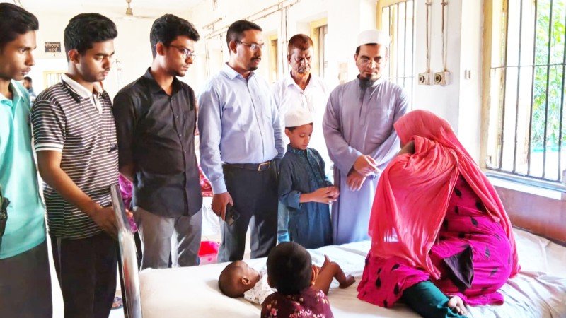 অসহায় নারী ও দুই শিশুকে খুঁজে নিয়ে পাশে দাঁড়ালেন ইউএনও ও জাতীয় ছাত্র শক্তি